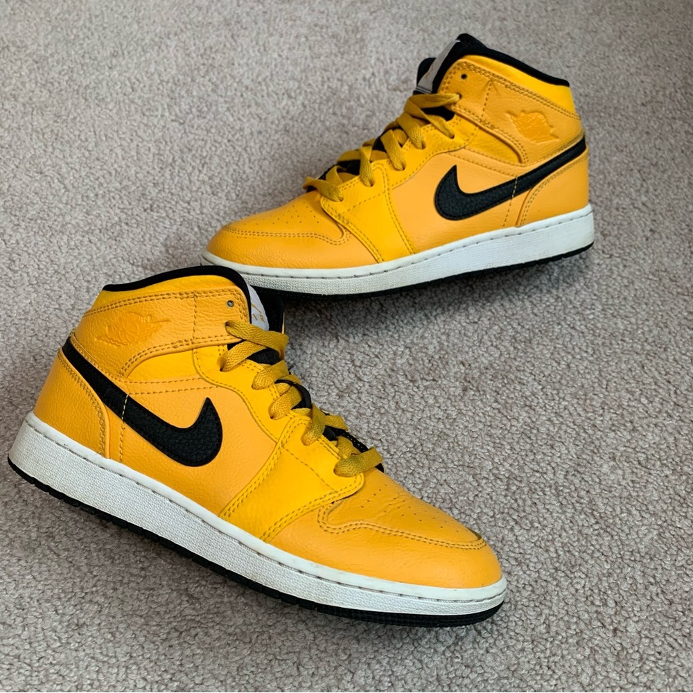 Nike Air Jordan 1 University Gold Size 5.5Y Woman's 7 Sneakers 554725-700